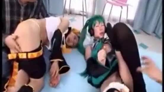 Cosplay vocaloid hatsune miku spoiling her fans